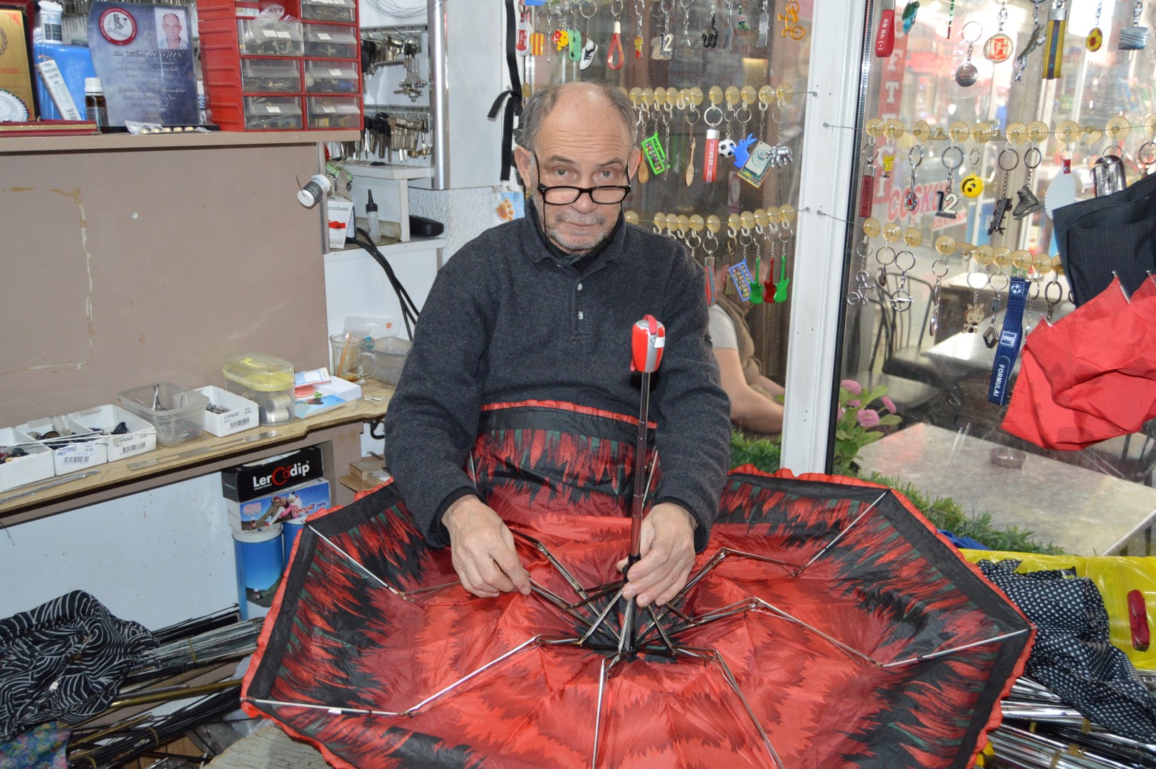 Bozuk şemsiyelere ikinci baharını yaşatıyor