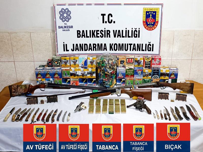 Baskında cephanelik çıktı