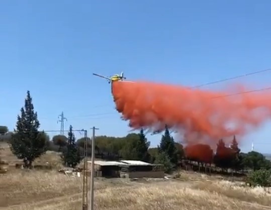 Yangına bir helikopter ve iki yangın söndürme uçağı ile müdahale edildi