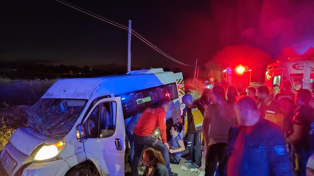 Lastiği patlayan servis aracı şarampole yuvarlandı: 14 yaralı