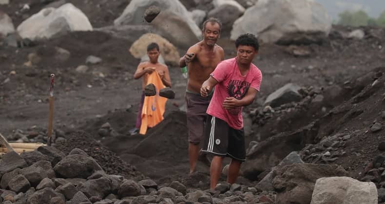 Mayon Yanardağı çevresinde 13 bin kişi tahliye edildi