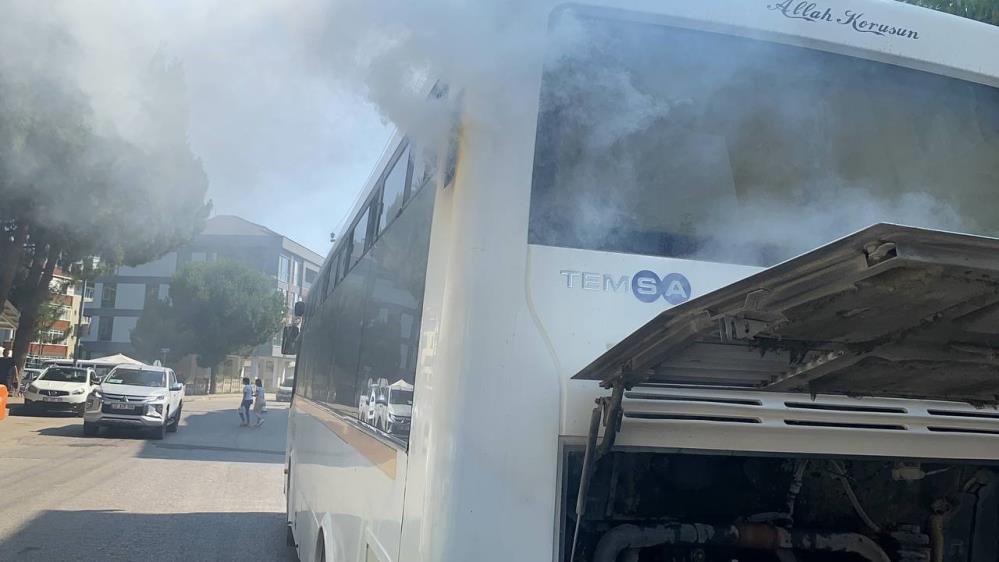 Servis aracı aniden alev aldı