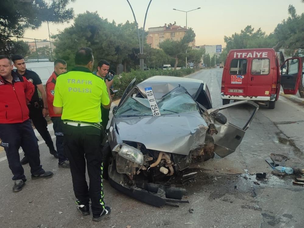 Araç orta refüje çarparak ters döndü: 1 yaralı