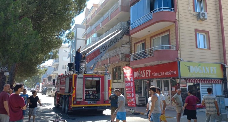 Ev yangını mahalleliyi sokağa döktü