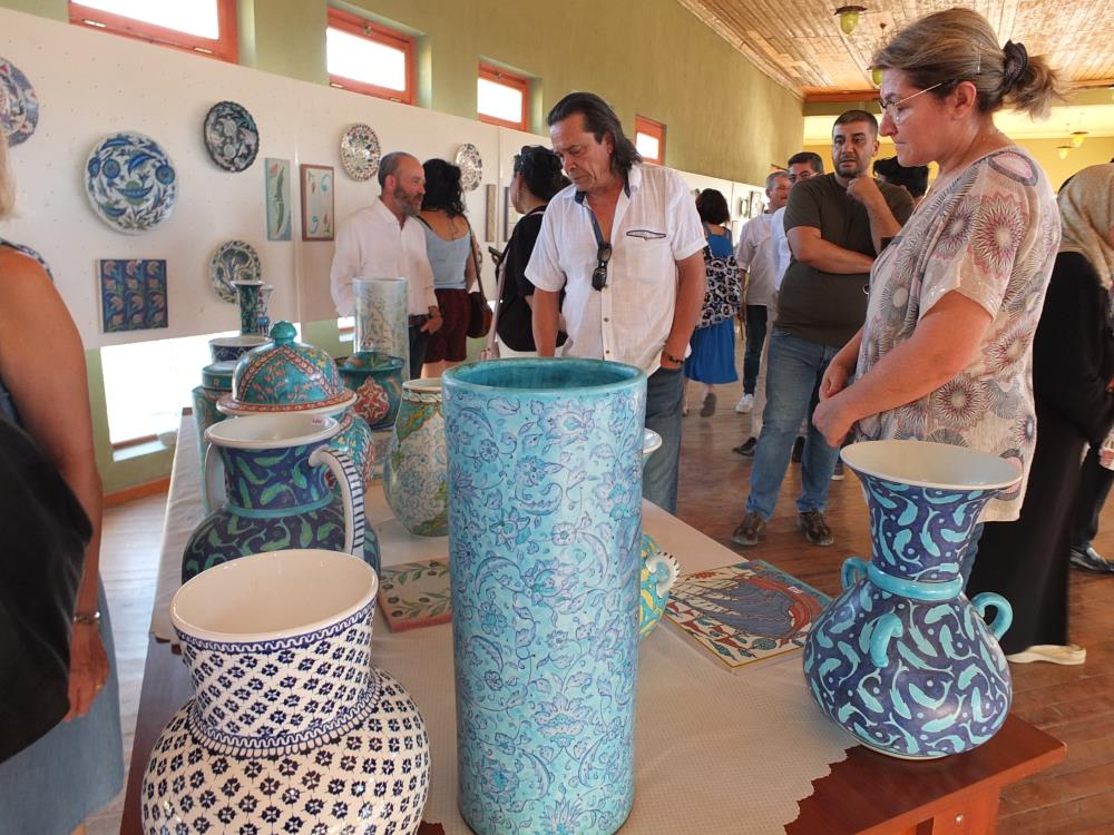 ‘Toprağın Yol Hikayeleri’ adlı çini sergisi göz kamaştırdı