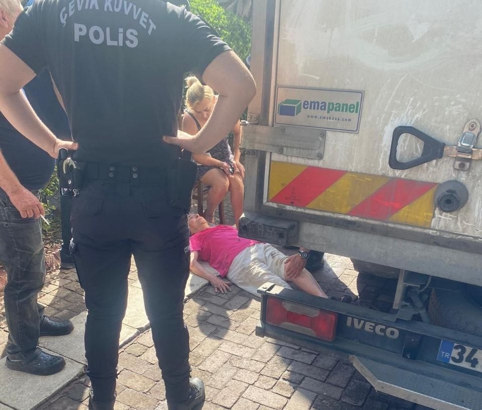 ERDEK'TE YAYA YA ARAÇ ÇARPTI, 1 KİŞİ YARALANDI