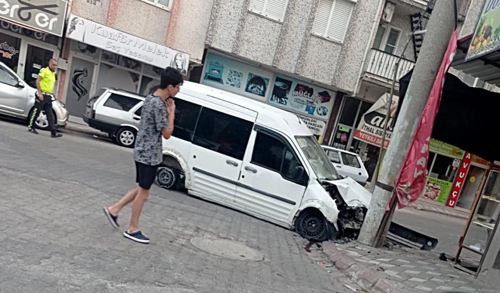Araç, elektrik direğine çarparak durabildi