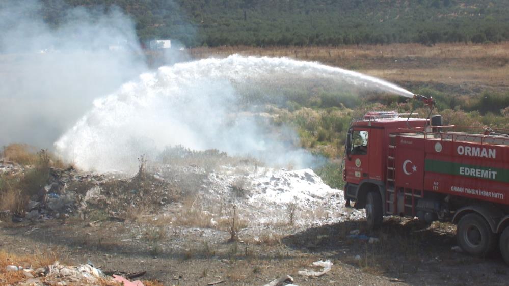 Çöplük yangınına köpüklü müdahale