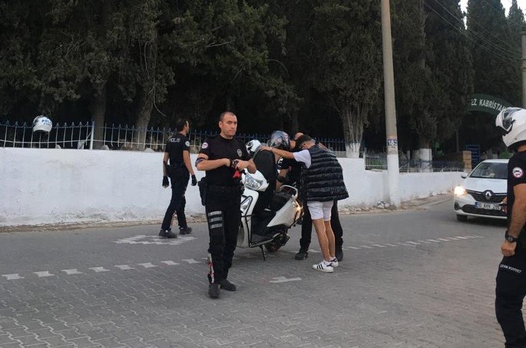 POLİSİN ŞOK ASAYİŞ UYGULAMASI ŞASESİ KAZINMIŞ MOTOSİKLETLE GEZERKEN YAKALANDILAR