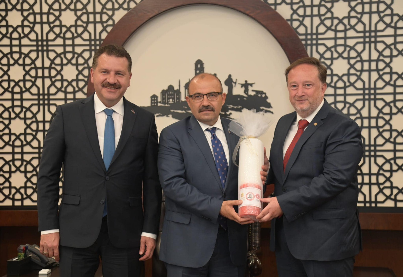 Protokol Güreşlere Davet Edildi