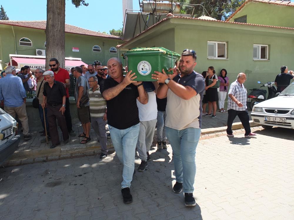 Bahçe çimlerini sularken elektriğe kapılıp öldü