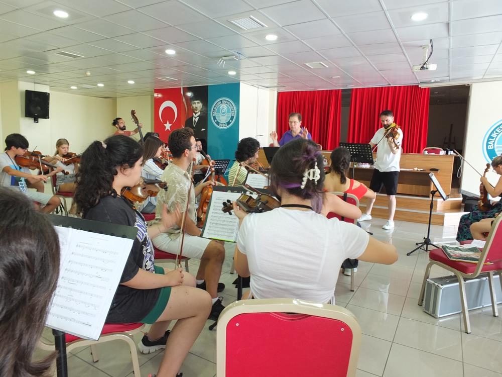 Ünlü hocaların eşliğinde konsere hazırlanıyorlar