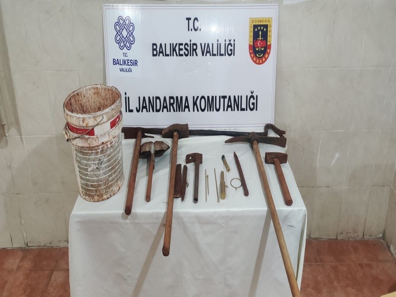 Kazı yaparken suçüstü yakalandılar
