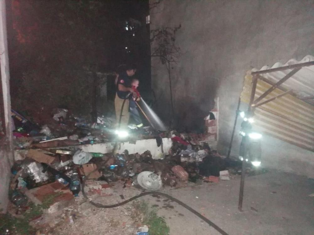 Metruk binada çıkan yangın korkuttu