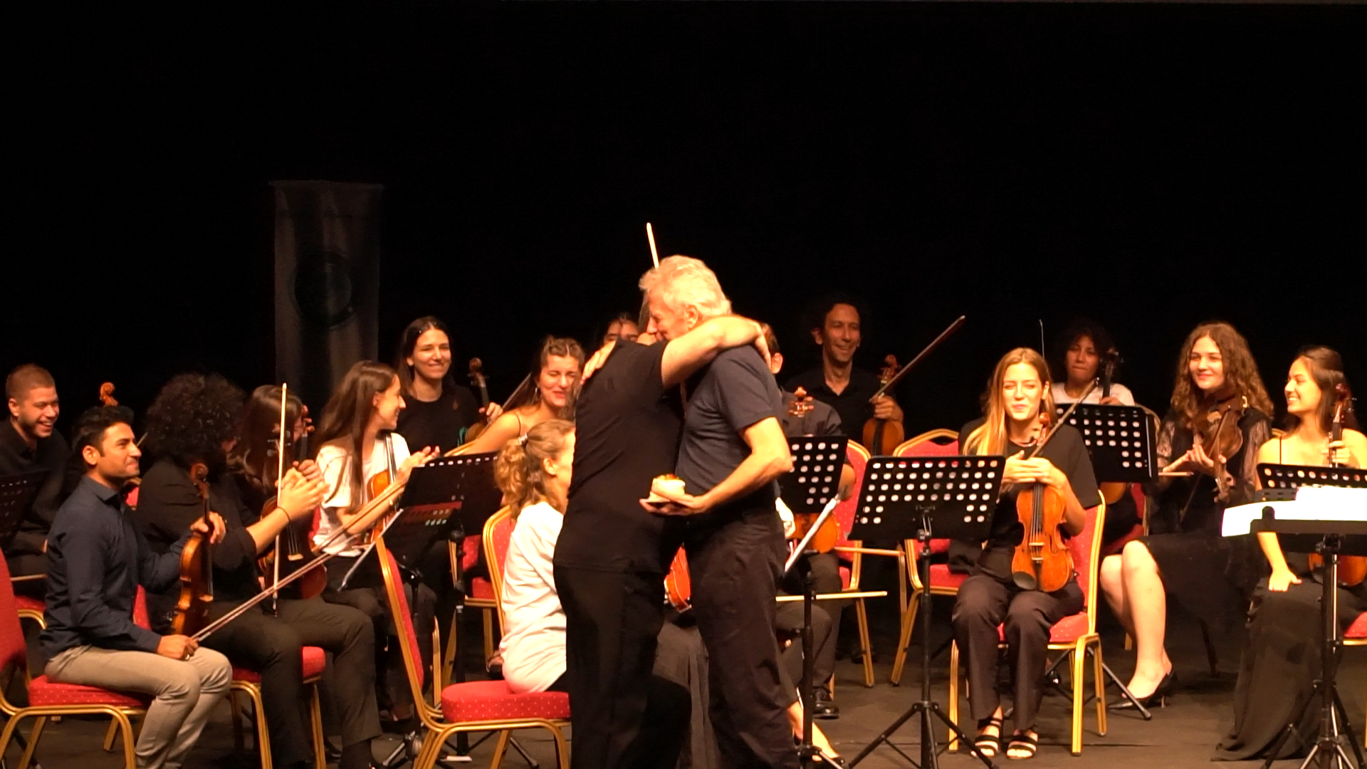 Rengim Gökmen’e sahnede doğumgünü sürprizi