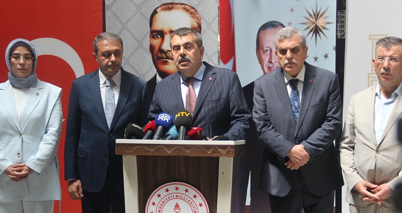 Öğretmenlerin beyaz önlük giymesi zorunlu olacak