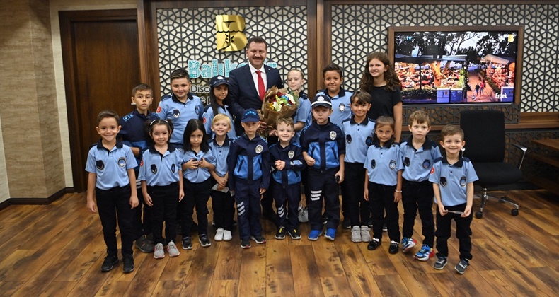 Minik Zabıtalar Başkan Yılmaz’ı ziyaret etti