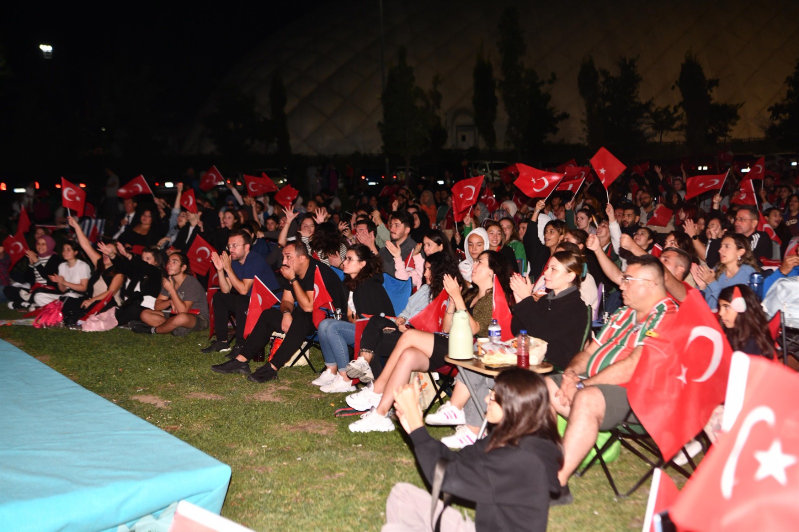 Şampiyonluk mücadelesini dev ekranlarda izlediler