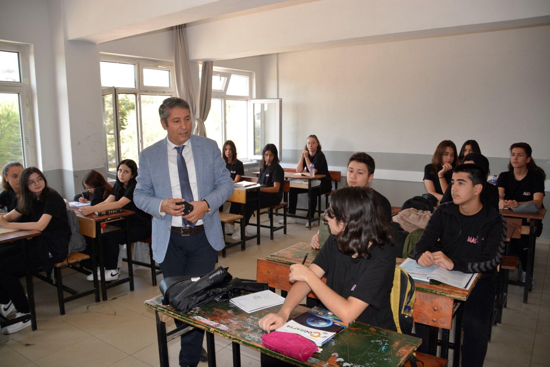 Öğretmen ve öğrencilerle buluştu