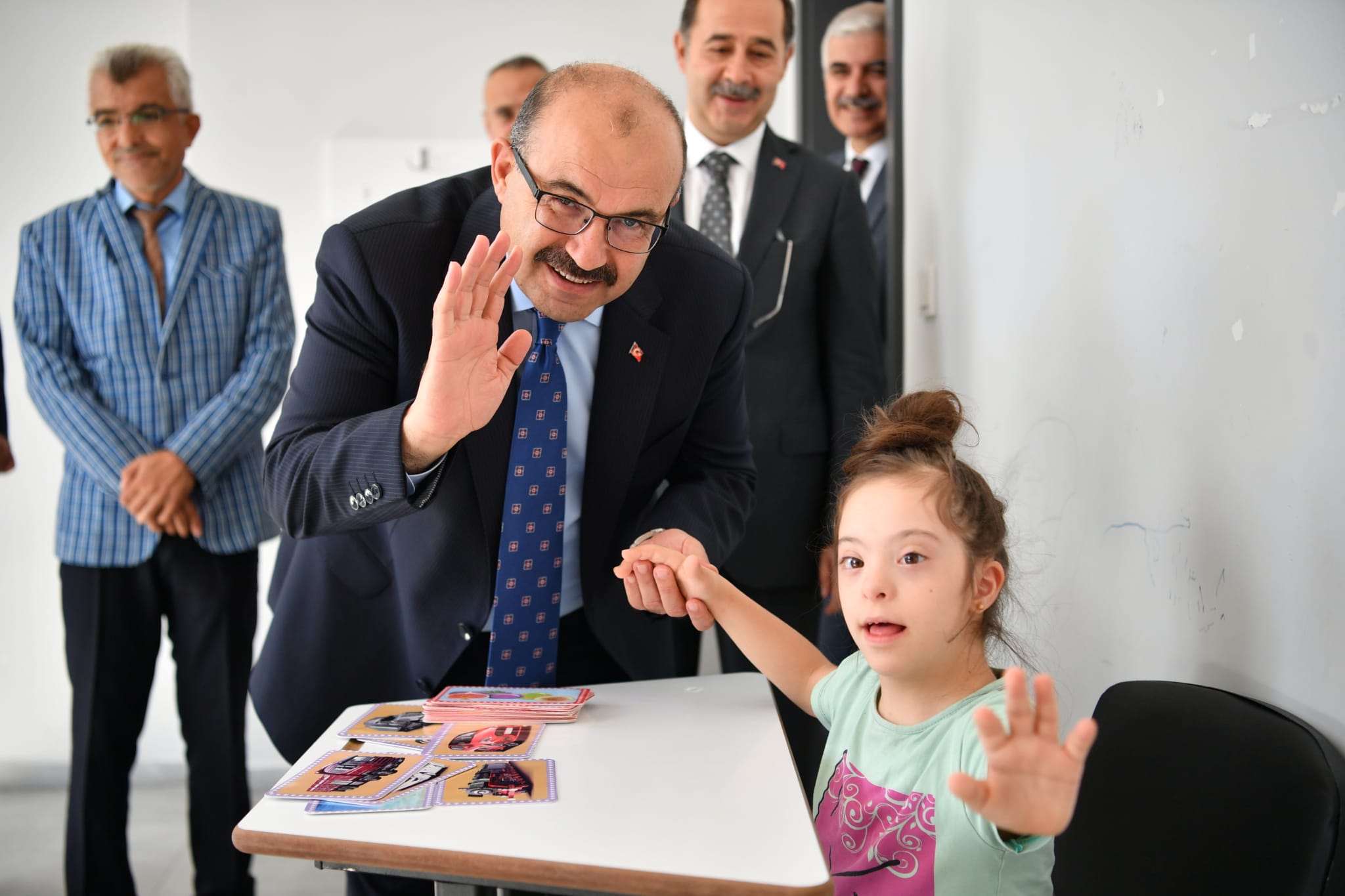 Vali İsmail Ustaoğlu özel çocuklarla yakından ilgildendi