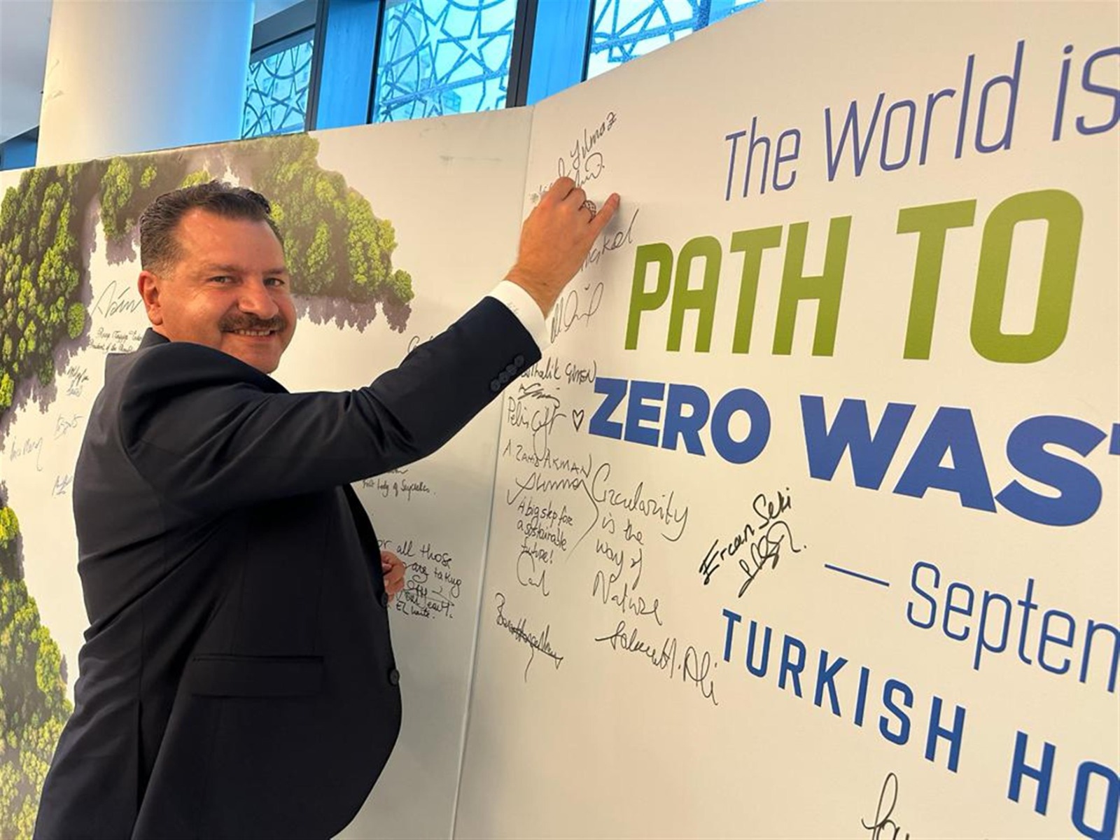 Bir imza da Yücel Yılmaz’dan