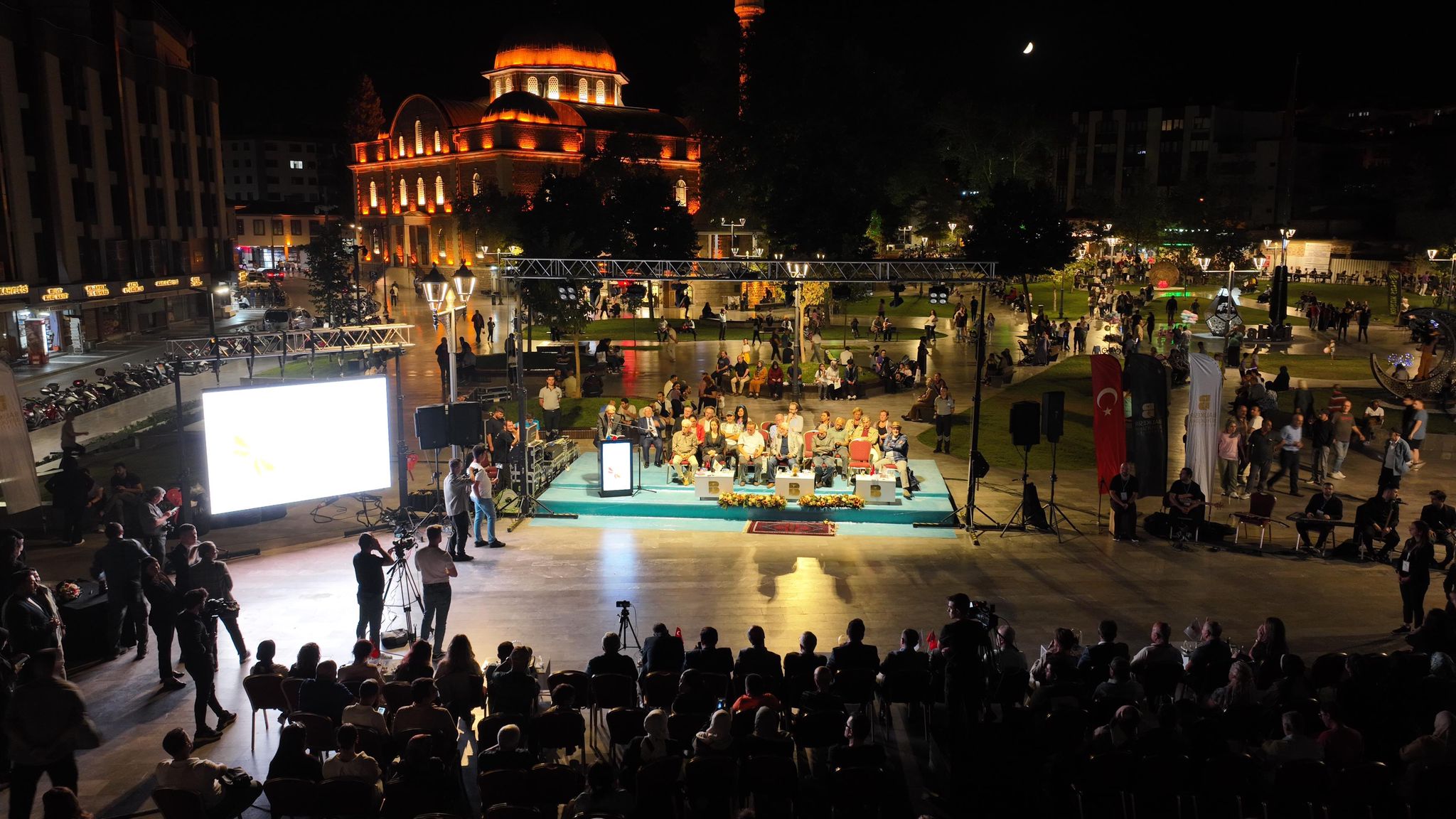 “Bu meydan şiire çok yakışıyor”