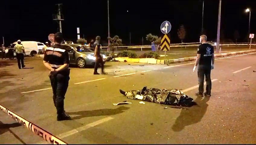 BALIKESİR'DE GÜVENLİK GÖREVLİSİ VE EŞİ KAZADA CAN VERDİ HAVRAN'DA MOTOSİKLET VE ARACIN ÇARPIŞTIĞI KAZADA, MOTOSİKLETTE BULUNAN 2 KİŞİ HAYATINI FECİ ŞEKİLDE KAYBEDERKEN, TAKLA ATAN ARAÇ SÜRÜCÜSÜ YARALANDI