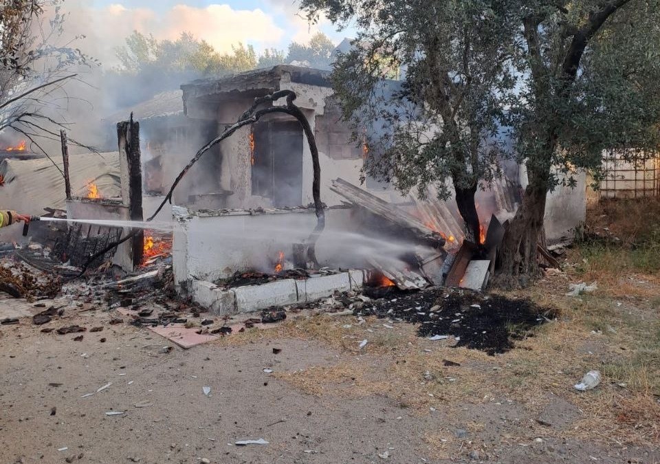 Yanan ev kullanılamaz hale geldi