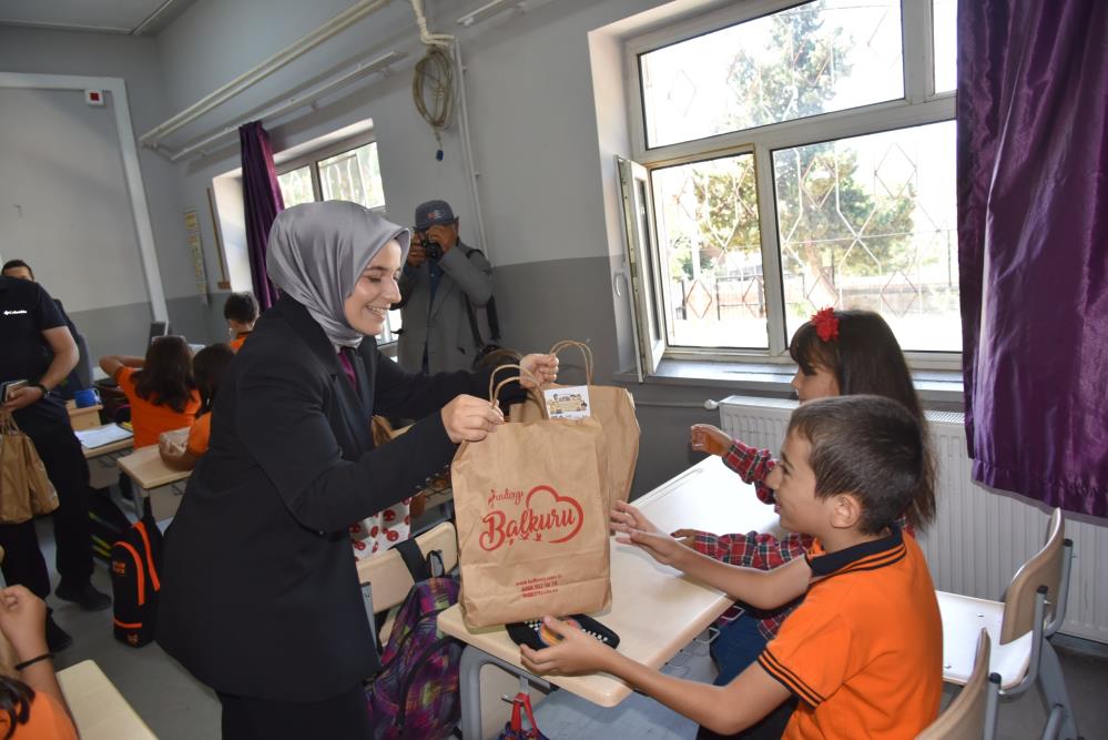 Kitaplar devletten, kırtasiyeler belediyeden