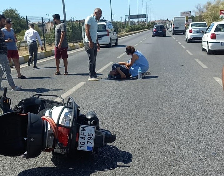 EDREMİT'TE MOTOSİKLET KAZASINDA SÜRÜCÜNÜN YARDIMINA ÇEVREDEKİLER KOŞTU