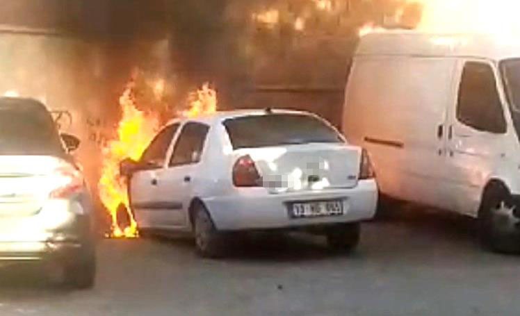 EDREMİT'TE PARK HALİNDEKİ ARAÇ ALEV ALEV YANDI