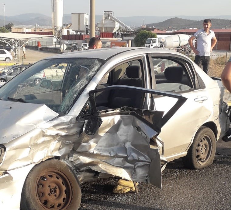 Otomobil ile kamyonet çarpıştı: 4 yaralı