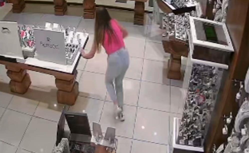 60 bin liralık saatleri çalıp kaçtı