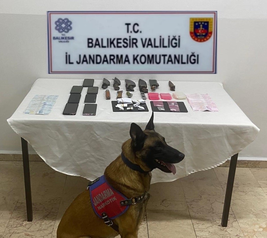 BALIKESİR'DE 7 ŞAHSA UYUŞTURUCU OPERASYONU