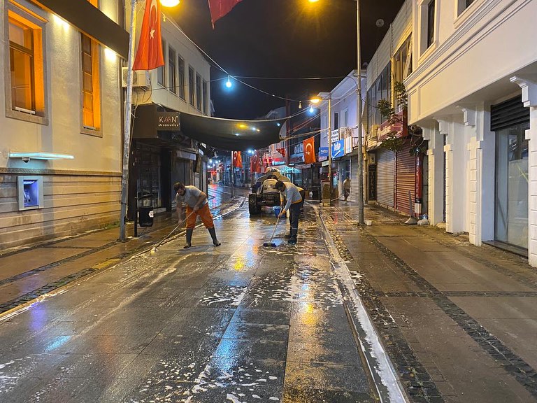 Ayvalık temizlik çalışmalarına devam ediyor