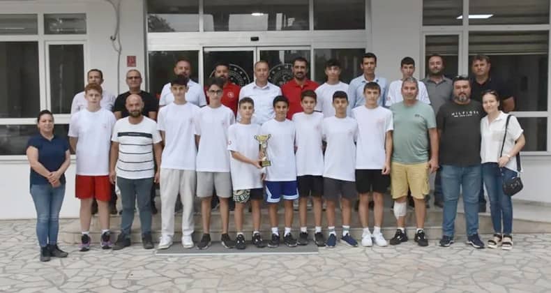 İl Karması kupayı Özalp'e takdim etti