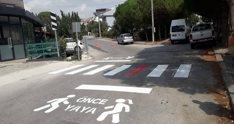 Karesi’de Okul Önlerindeki Yaya Çizgileri Yenileniyor