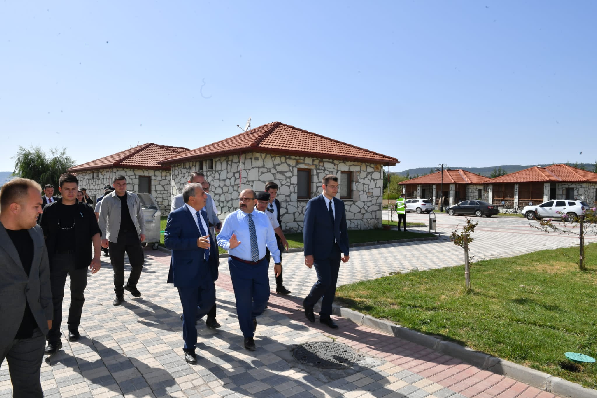 Projeler ile ilgili bilgi aldı