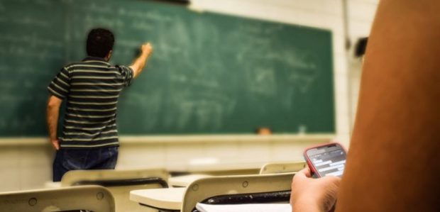 Okullarda cep telefonu kullanımına ciddi yasaklar geliyor