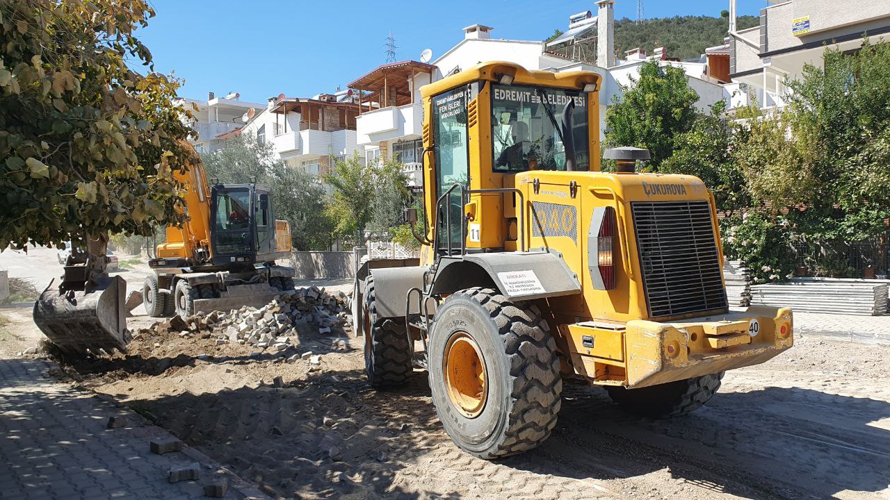 Edremit’te yollar yenileniyor