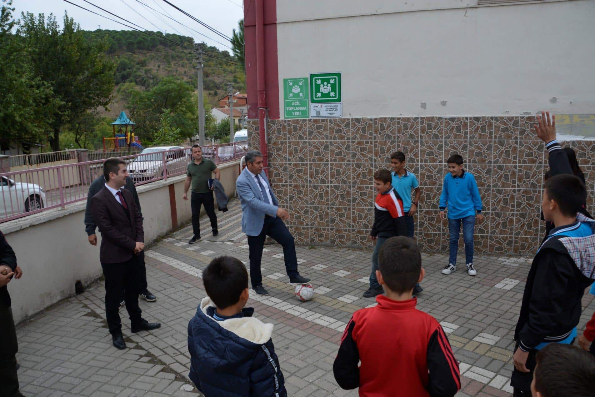 Çocukların oyununa katıldı