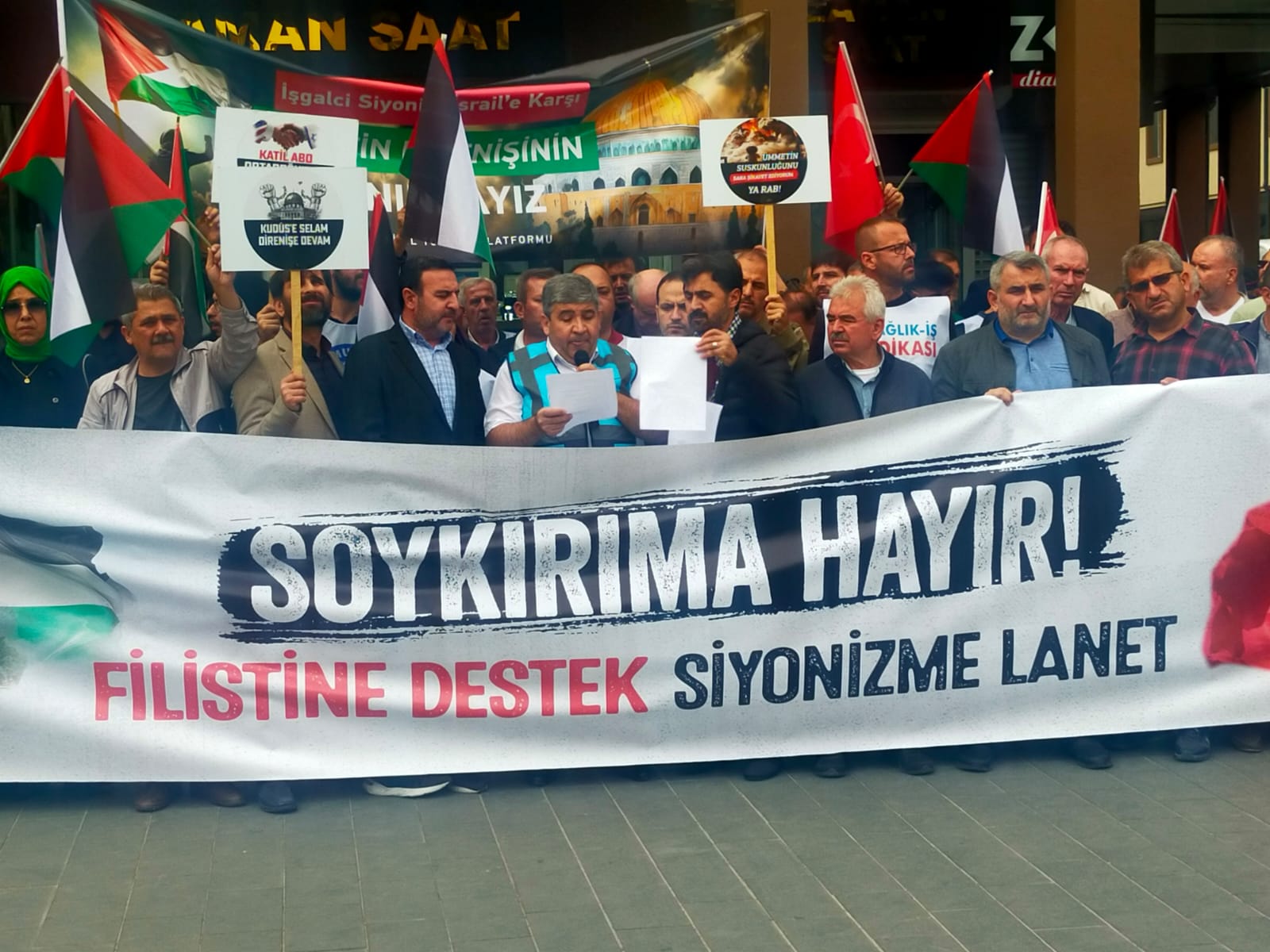 “Kahrolsun İsrail Kahrolsun İsrail’i destekleyen emperyalizm”