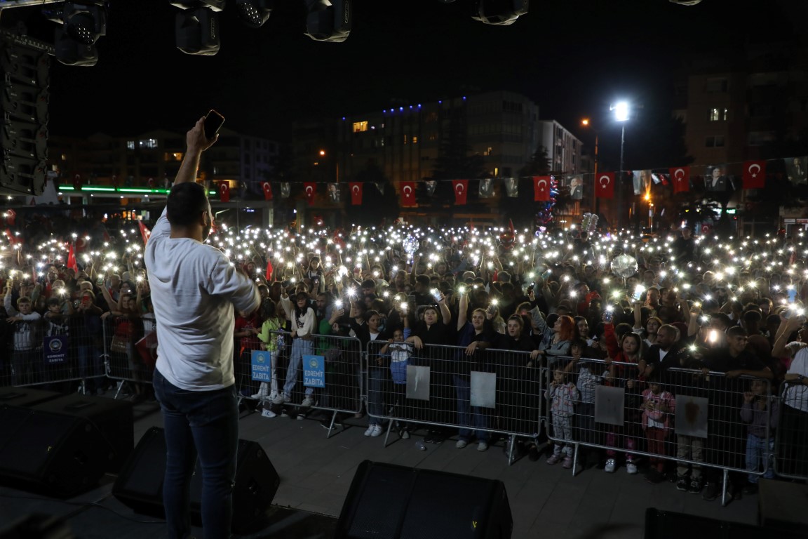 100. yıl kutlamaları fener alayı ve konserle devam etti