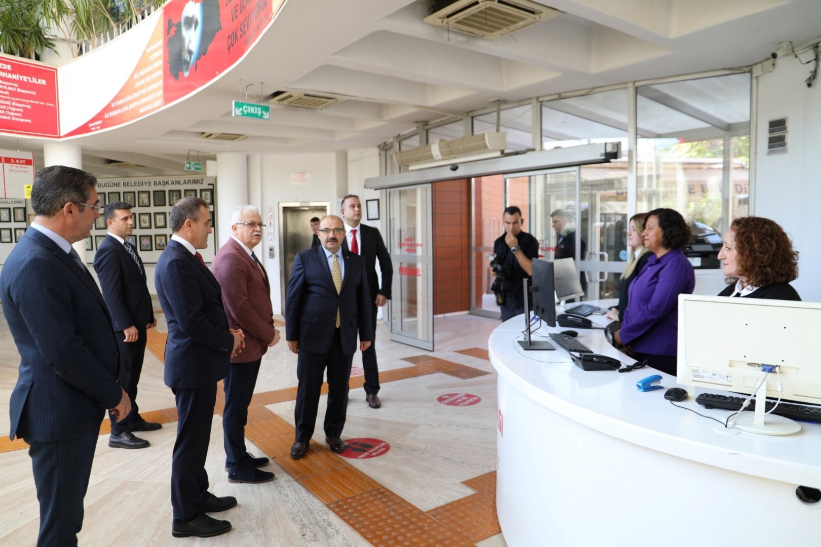 Vali İsmail Ustaoğlu Burhaniye Belediyesi’ni ziyaret etti