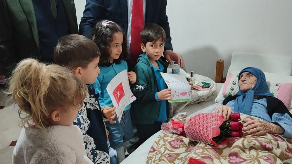 Cumhuriyet’in kuruluş yılı çocuğu Hanife Nine ile 100’üncü yıl çocukları buluştu