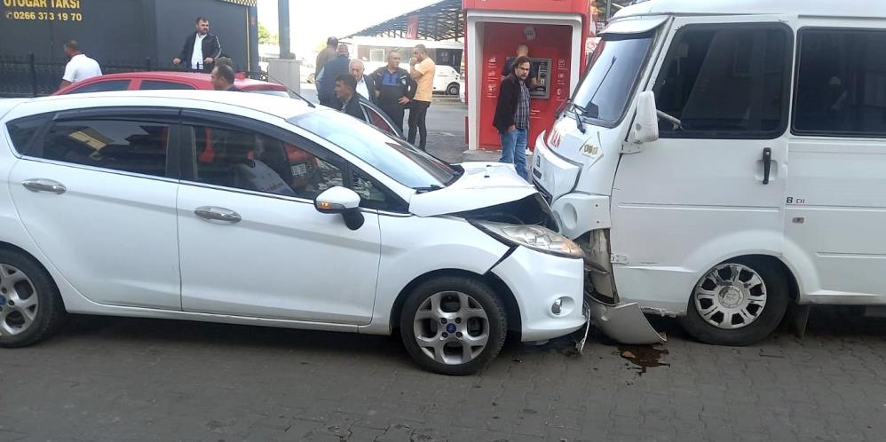 Otomobil ile minibüs çarpıştı: 1 yaralı