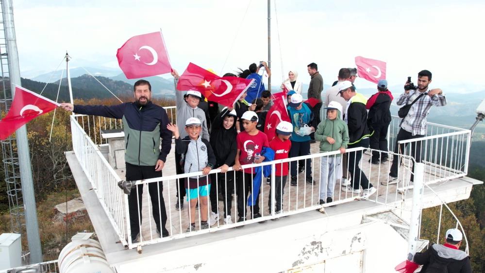 Ulus dağının zirvesine yürüdüler