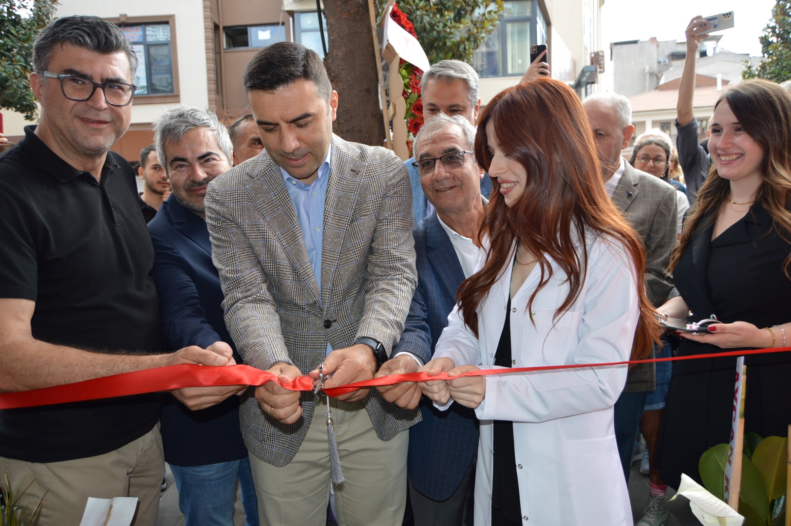 Hayat Eczanesi dualarla açıldı
