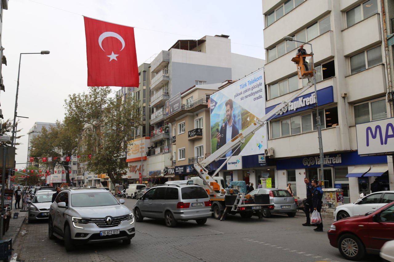 Edremit Bayraklarla donatıldı (4)