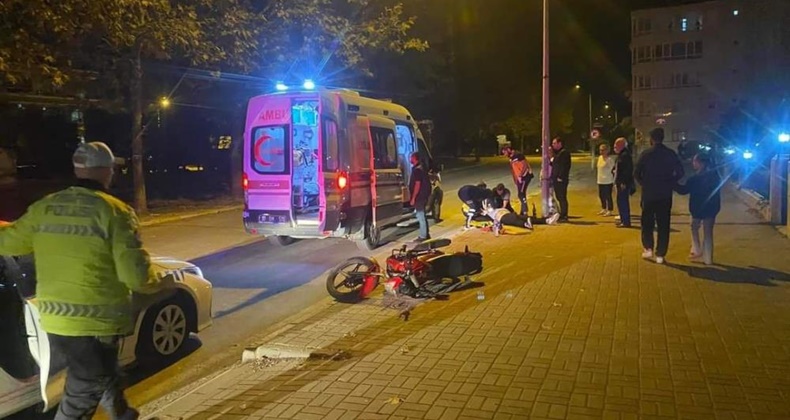 Motosiklet direğe çarptı: 2 yaralı
